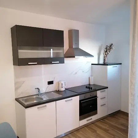 Jakov Apartman *